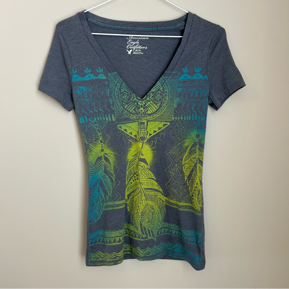American Eagle Outfitter Gray w/ Feather Graphic Print V-Neck T-Shirt Top Sz XS
